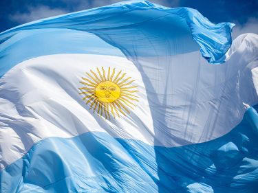 Atrás nas pesquisas, ministro da Economia na Argentina anuncia isenção de imposto de renda para 99% da população