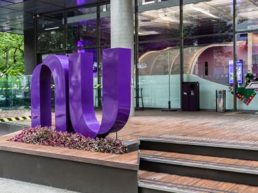 Dinheiro de graça e cobranças indevidas. Madrugada de caos no Nubank?