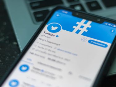 O Globo critica notas da comunidade do Twitter com erros factuais