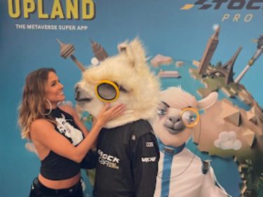 Deborah Secco anuncia avatar no metaverso Upland durante Stock Car