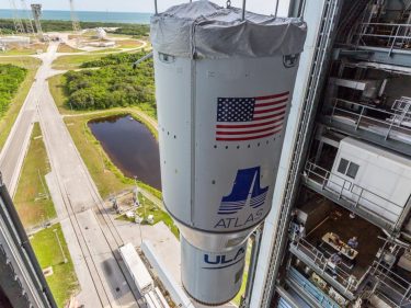 Amazon se prepara para desafiar o Starlink da SpaceX com lançamento de seu primeiro satélite