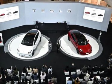 Tesla reduz preços e já é mais barato que veículos a gasolina