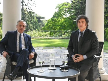 Argentina volta a acumular dólares e deve ter superávit em 2024