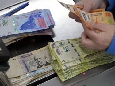 Milei confirma que Argentina terá nota de 20 e 50 mil pesos