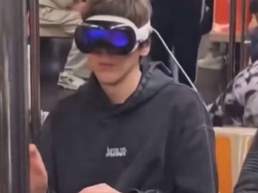 Essas pessoas pagaram R$ 17 mil para parecerem idiotas na rua; melhores momentos do Apple Vision Pro