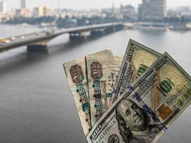 Moeda desvaloriza 37% frente ao dólar em um dia