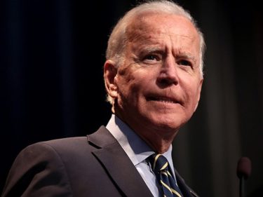 Biden dá uma de Lula e pressiona Banco Central por juros menores. Bitcoin sobe