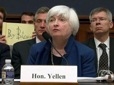 Investidor que ‘zombou’ de Janet Yellen recebe oferta de US$ 336 mil por placa “compre Bitcoin”