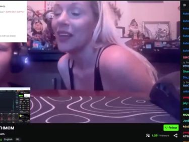 Golpista rouba US$ 500 mil após prometer que mãe faria topless para “pumpar” moeda