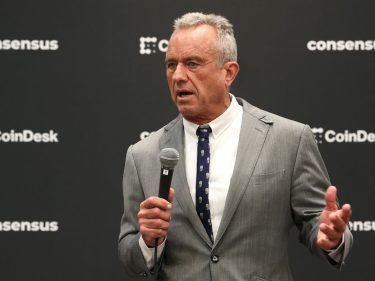 Bitcoin é a salvação do dólar e BRICS é ameaça, afirma Kennedy Jr