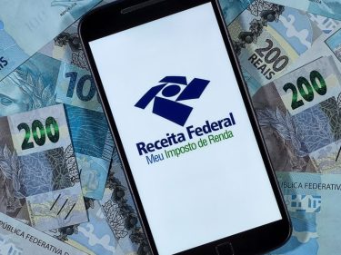Receita Federal mira em cripto mas favorece pirâmides (desde que paguem impostos)