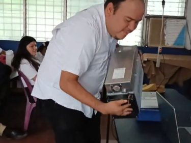 Escolas de El Salvador ensinam como minerar Bitcoin