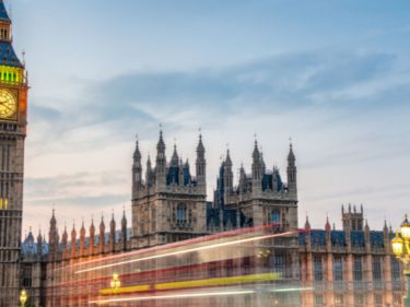 Inglaterra corta taxa de juros, chance dos EUA seguirem em setembro é quase 100%