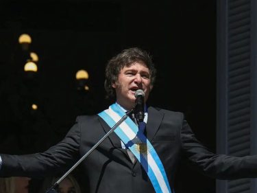 Em meio à desinflação, Argentina de Milei surpreende UNICEF com queda drástica na pobreza infantil