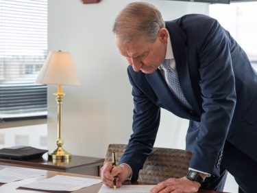 Presidente da SEC pró-Bitcoin retorna ao cargo hoje