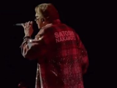 Em show, Axl Rose de Guns N’ Roses usa camisa de Satoshi Nakamoto
