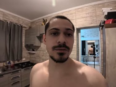 YouTuber mostra casa de 5m² em que vive para acumular Bitcoin