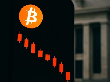 Preço do Bitcoin hoje: queda leva o BTC a US$ 76 mil sob pressão do Fed e dos ETFs