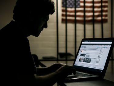 SBF tenta reescrever colapso da FTX, nega rótulo progressista e fala em perseguição do governo Biden