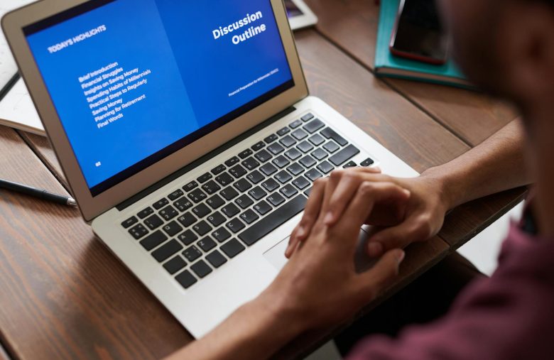 Meta lança app Forum para competir com o Reddit