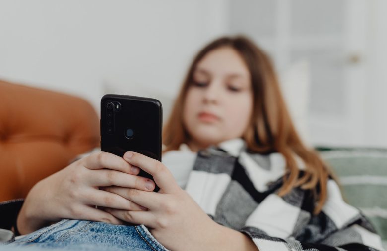 Reino Unido proíbe redes sociais para menores de 16 anos