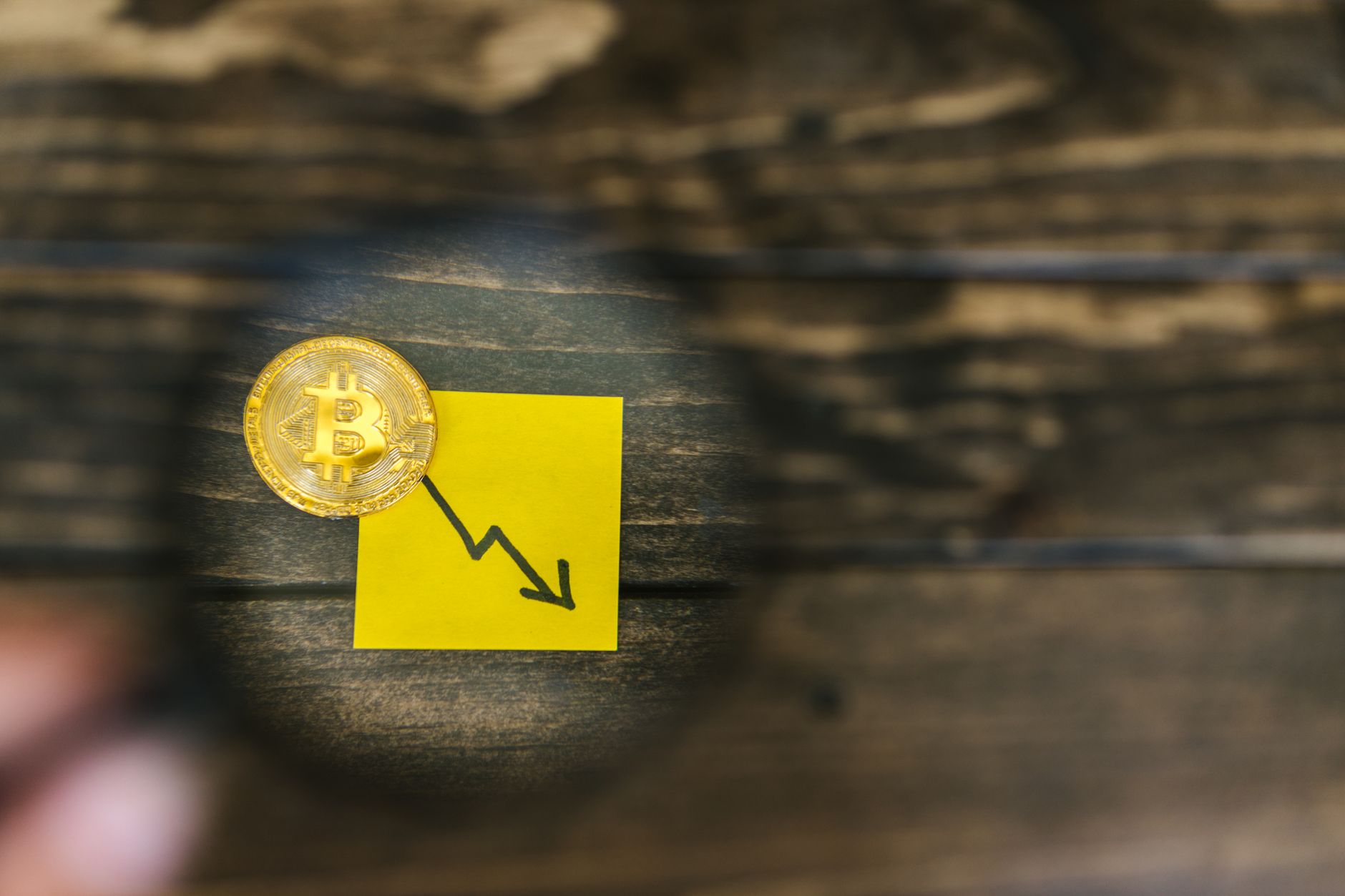 Bitcoin acumula 4 dias de queda e mercado cripto enfrenta pressão de mineradores e da Strategy de Saylor