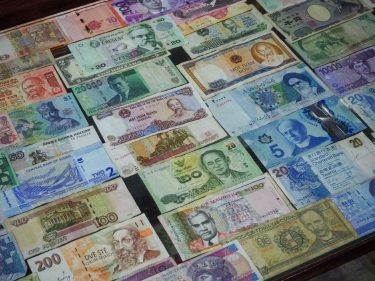 Dólar cai com Irã e Tesouro cancela leilão: o que muda