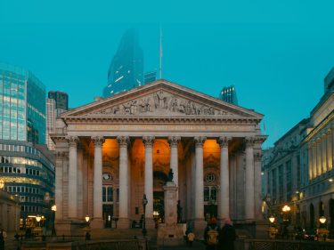 Reino Unido reduz exigências para stablecoins e desafia regras da UE