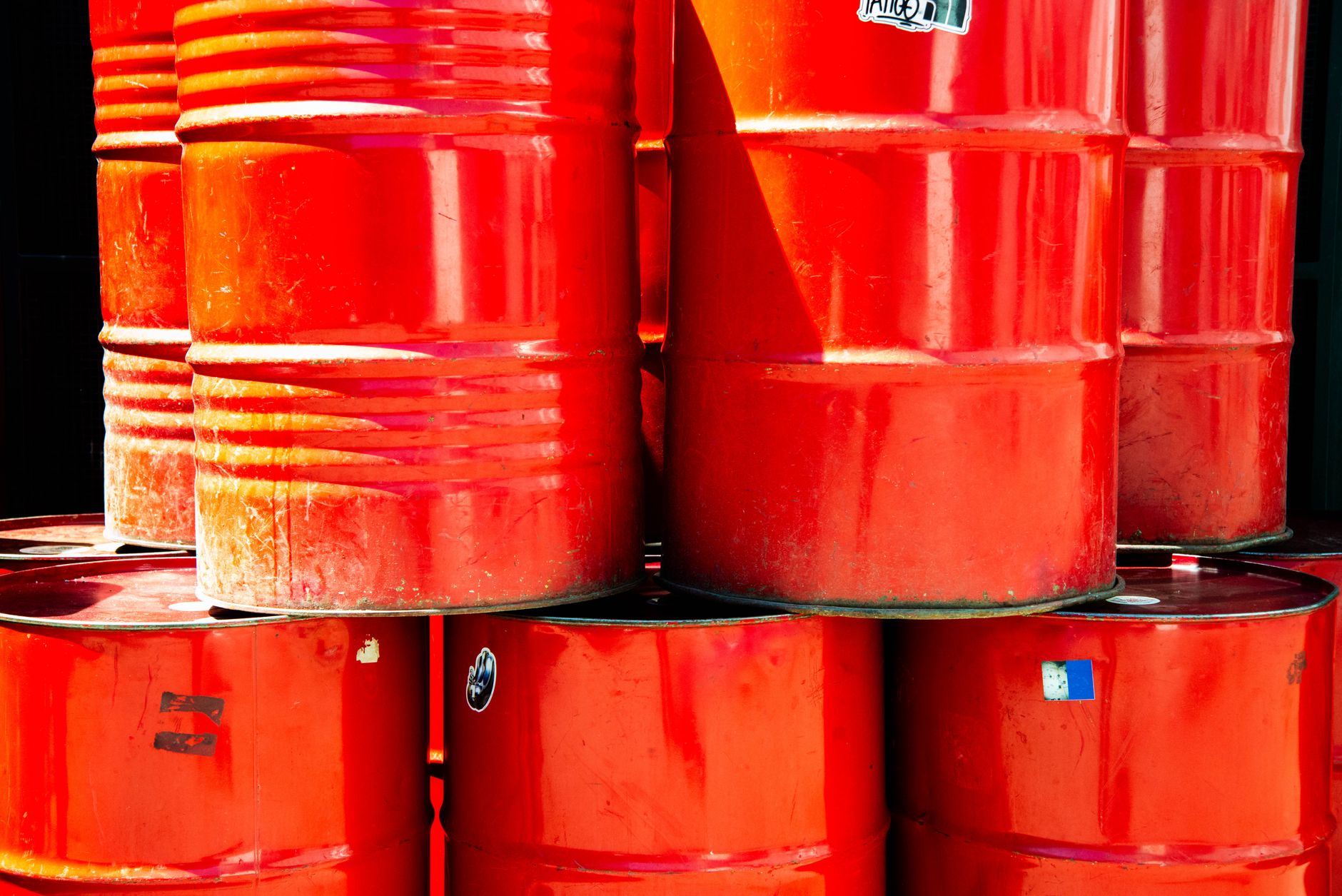 Petróleo a US$ 100 e juros nos EUA: o que muda para quem investe