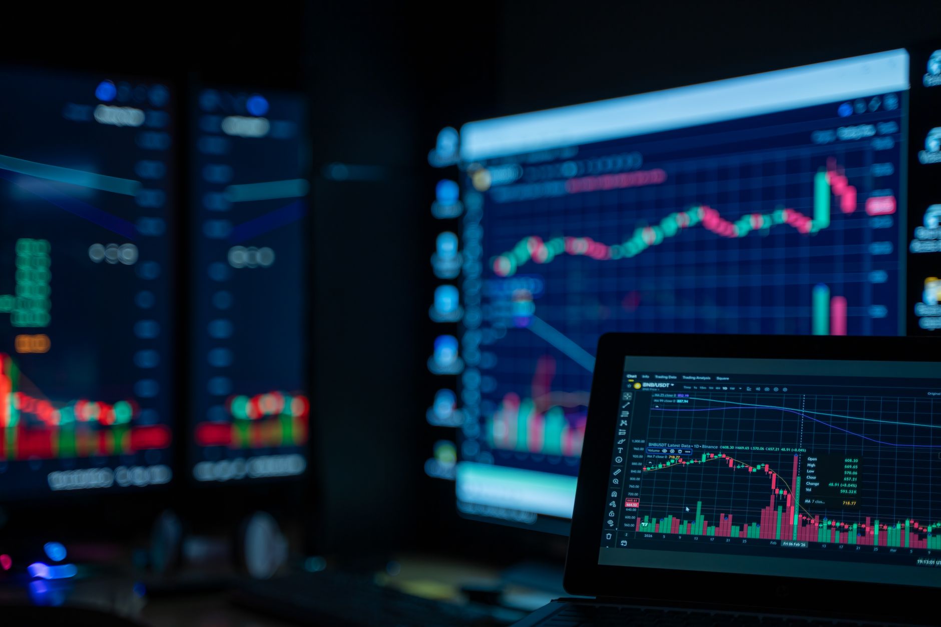 Dow Jones renova recorde, mas Nasdaq cai: o que explica a divergência
