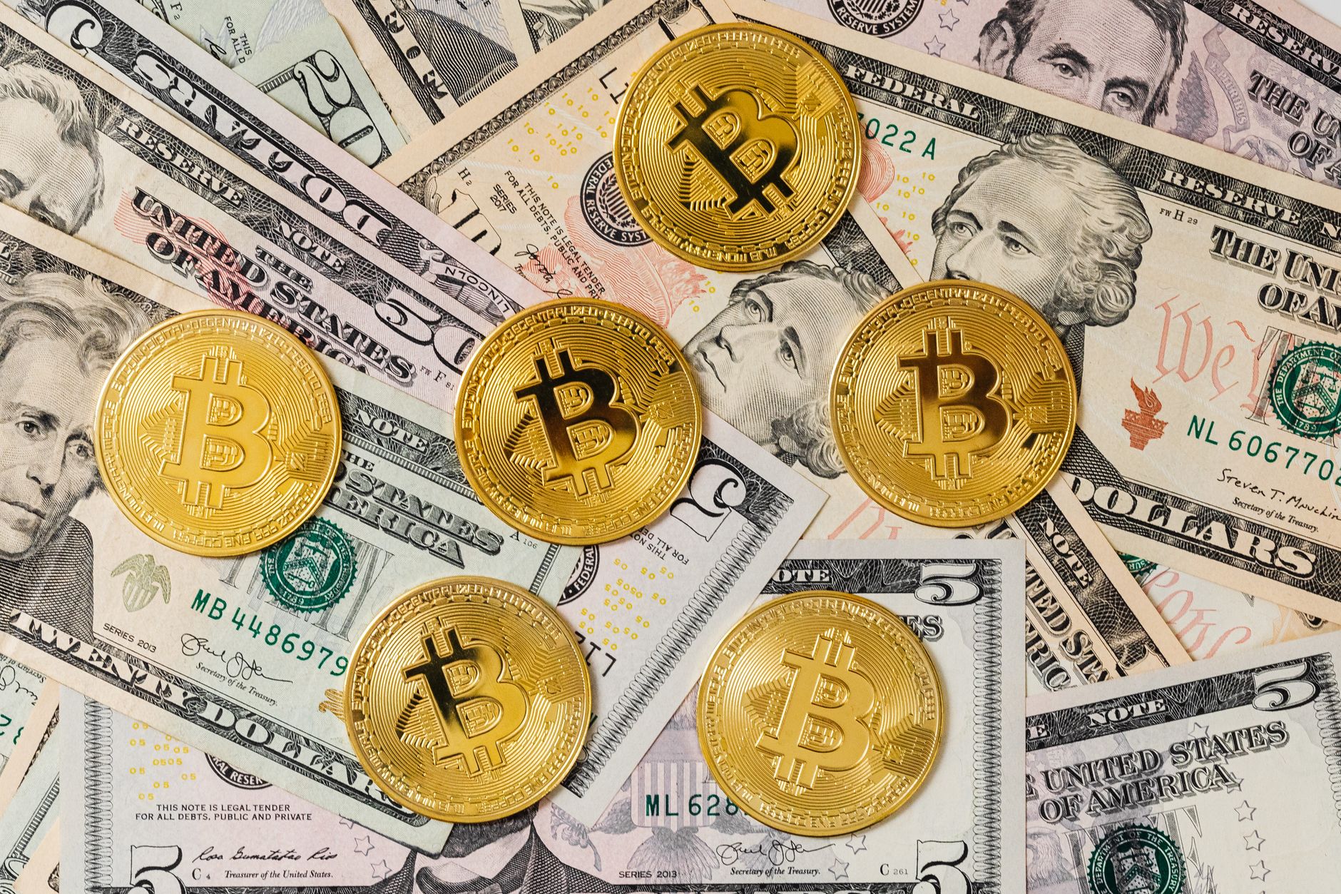 Bitcoin mantém US$ 86 mil mesmo com dólar americano no maior patamar em 18 meses: o que explica a resiliência